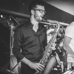 Saksofonista Karol Wieczorek - Oprawa muzyczna