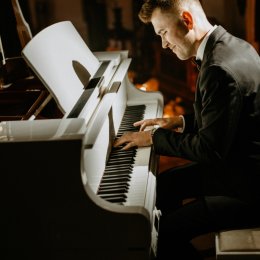 Roman_pianist - Oprawa muzyczna
