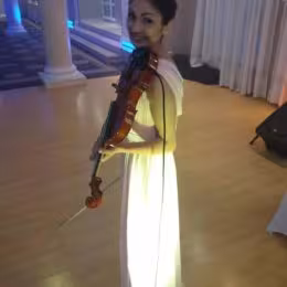 Skrzypaczka z krwi i kości. Zamiłowanie i pasja muz. na Twoim Weselu. - Oprawa muzyczna