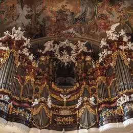 Oprawa muzyczna wykonana przez b. solistę Filharmonii Narodowej - Oprawa muzyczna