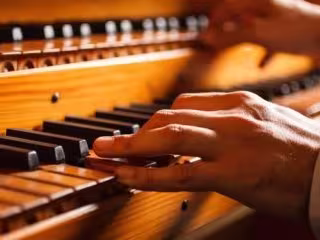 OPRAWA MUZYCZNA W KOSCIELE ORGANISTA INSTRUMENTY i WOKAL