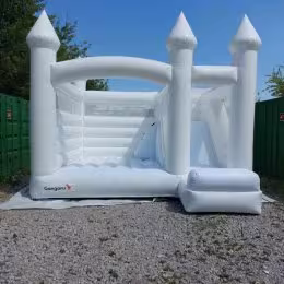 Animatria - biały dmuchany zamek - Atrakcje weselne