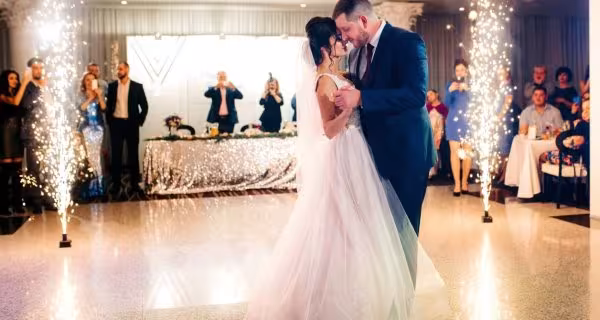 DJ czy zespół na wesele? Jak wybrać oprawę muzyczną, której nie pożałujesz