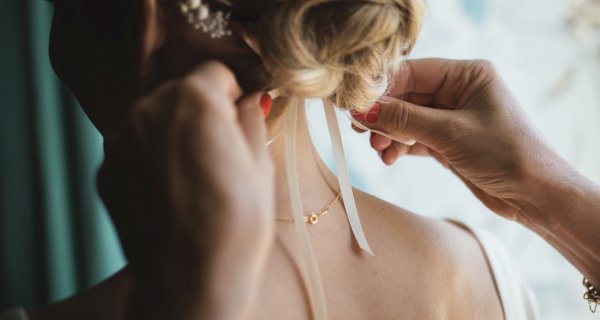 Fryzury ślubne 2025: trendy i inspiracje dla tegorocznych panien młodyc