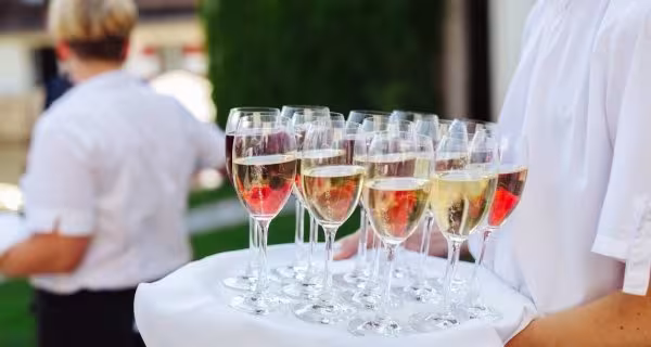 Ile alkoholu na wesele, by nie zabrakło? Obliczamy