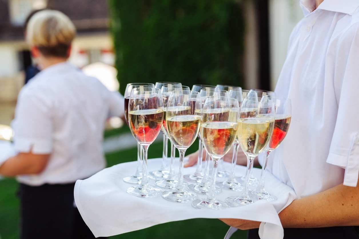 Ile alkoholu na wesele, by nie zabrakło? Obliczamy