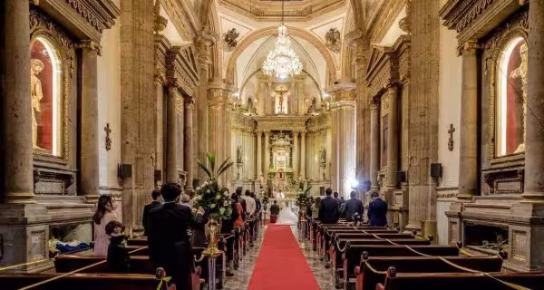 Jak udekorować kościół na ślub? Sprawdź inspiracje