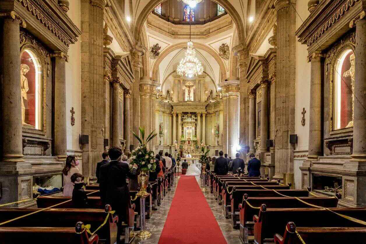 Jak udekorować kościół na ślub? Sprawdź inspiracje