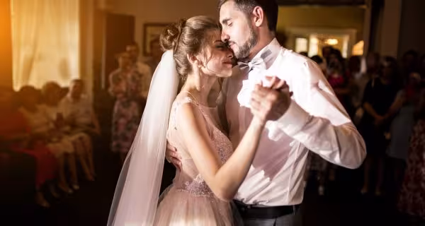 Jak wybrać idealną piosenkę na pierwszy taniec? lista 60 utworów