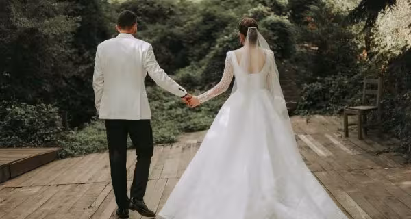 Jak zorganizować ślub w plenerze, który zachwyci wszystkich? Przepis na uroczystość z klasą