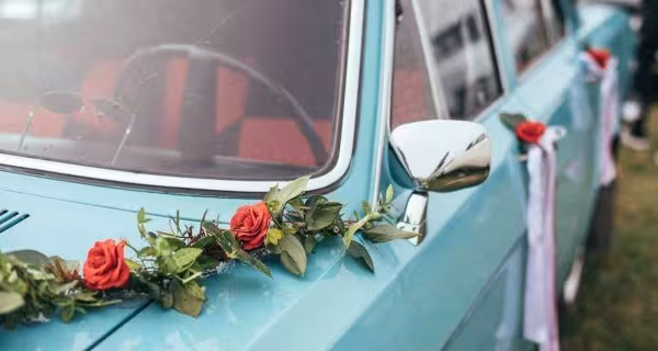 Jakie auto do ślubu wybrać? Nowoczesny luksus czy klasyczne auto?