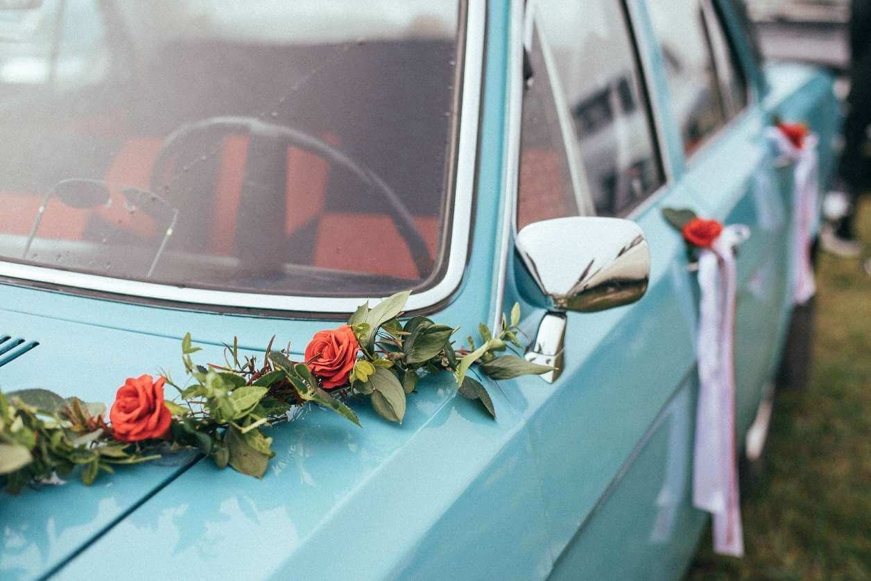Jakie auto do ślubu wybrać? Nowoczesny luksus czy klasyczne auto?