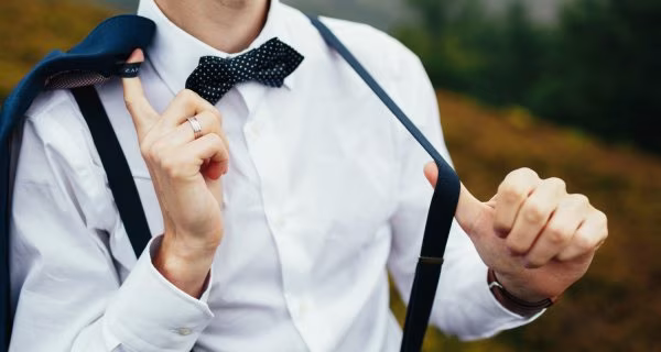 Krawat czy mucha dla pana młodego - porównanie, style i co pasuje do czego