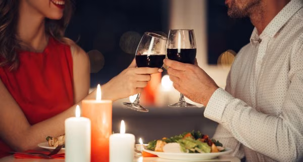 Jaki prezent zaręczynowy wybrać? Pomysły dla niej, dla niego i dla pary