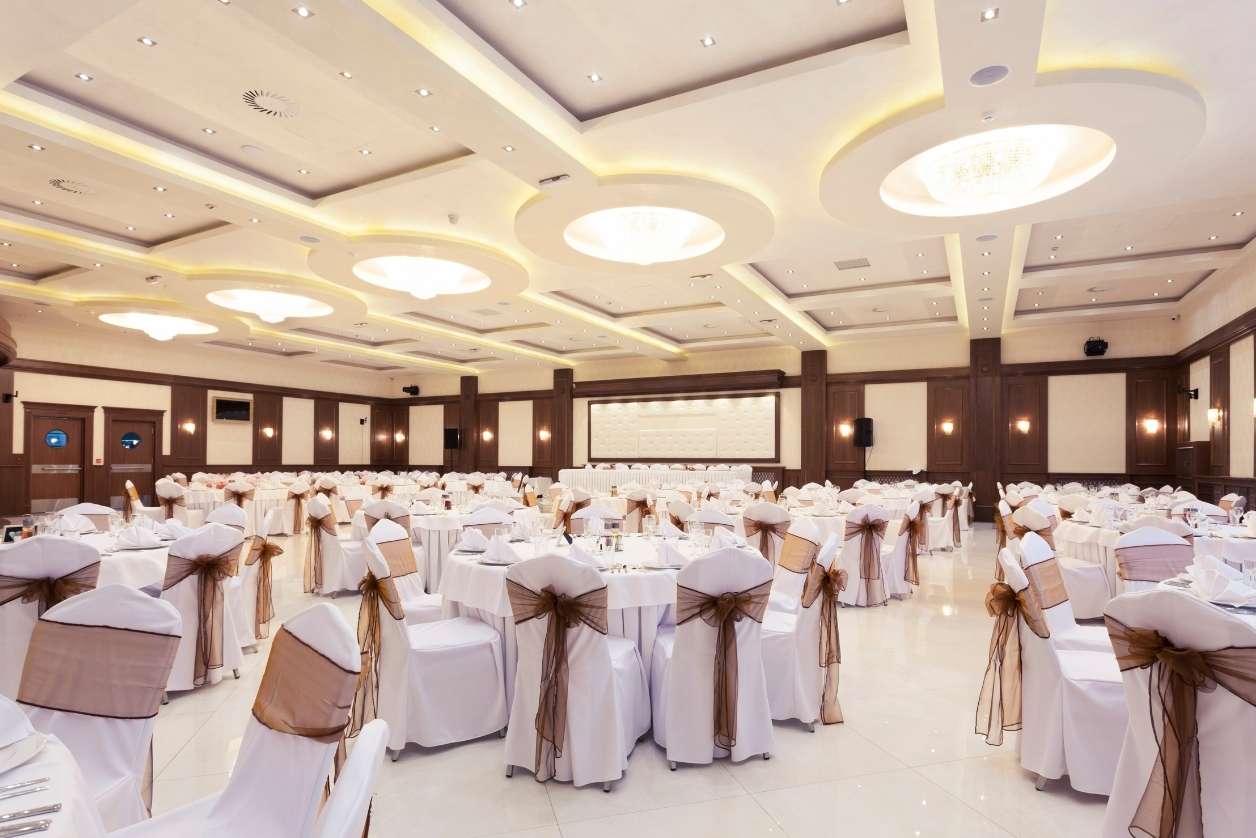 Jakie wymiary powinna mieć sala weselna na 150 osób?