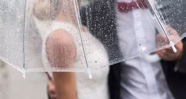 Ślub w deszczu: kompleksowy poradnik i sprawdzone porady ślubne na każdą pogodę